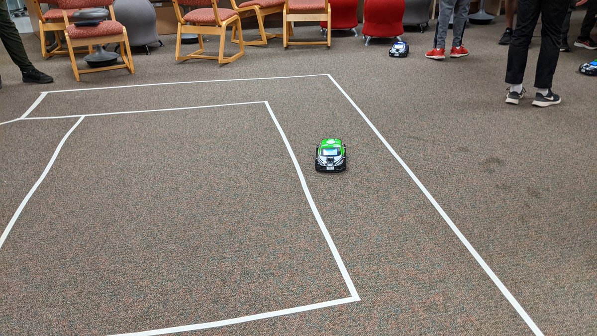 BoulderMai's tweet image. The class was buzzing as we began our journey with python programming and #ai unit, using @AutoAutoAI cars. This day could NOT have happened without the infrastructure planning from the amazing @SVVSDdts! Grateful for always supporting our students. @joemcbreen @milobo @AltonaAP