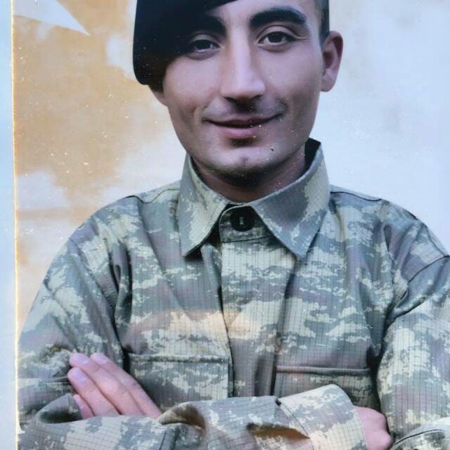 Acın i kadar çok büyüyor ki abim içimde Kenya gülü gibi solmak bilmiyor ne zaman gülmeye başlasam acın sarıyor bedenimi o kaybolan tebessümün ömrümü beraberinde götürdü aslında tüm ailemiz öldü ama sen kayboldun canım abim 🥺🥺