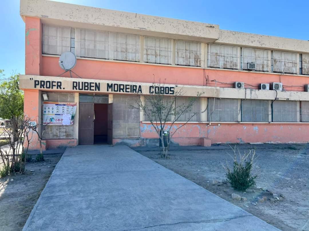ICIFED's tweet photo. Nuestro Director General @julio_long11, visitó la escuela primaria "Rubén Moreira Cobos" de #NuevaRosita, plantel donde a través del #ICIFED, se realizarán trabajos para sustituir la red eléctrica, la totalidad de las puertas, ventanas y vidrios, la colocación de piso cerámico... https://t.co/h9z8y7xjCc