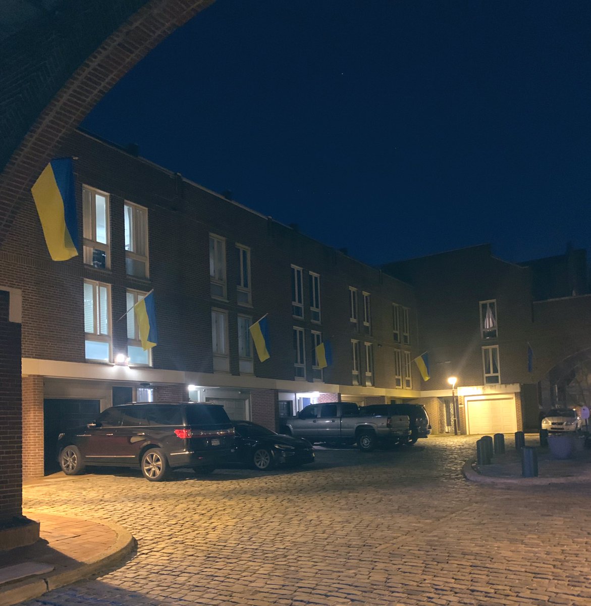 я хуевый съемщик панорам, но знайте, что с другой стороны двора симметрично (не то чтобы от этого была практическая польза, но)