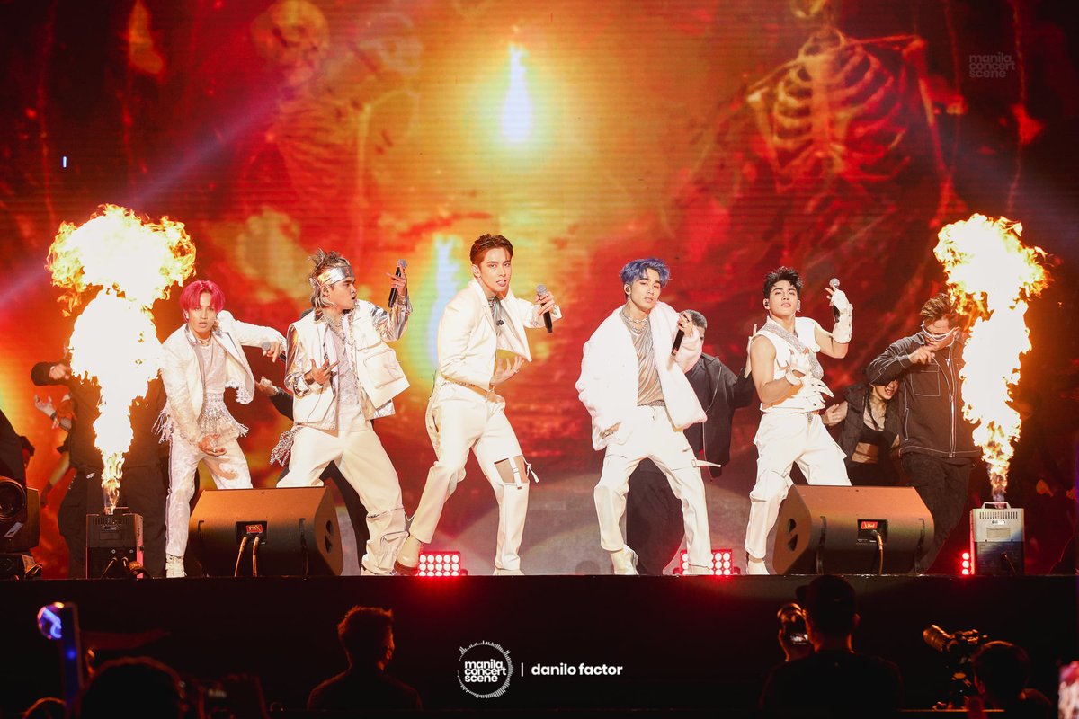 SB19_ATINph's tweet photo. SB19 delivers iconic performances at the PPOPCON Concert 💙

📸 @manilaconcerts | danilo factor

SB19 BACK IN THE BIG DOME
@SB19Official #SB19at2022PPOPCON 
@PPOPCONVENTION #2022PPOPCON 
#PPOPCONatTHEBIGDOME https://t.co/cMjuqoYheR