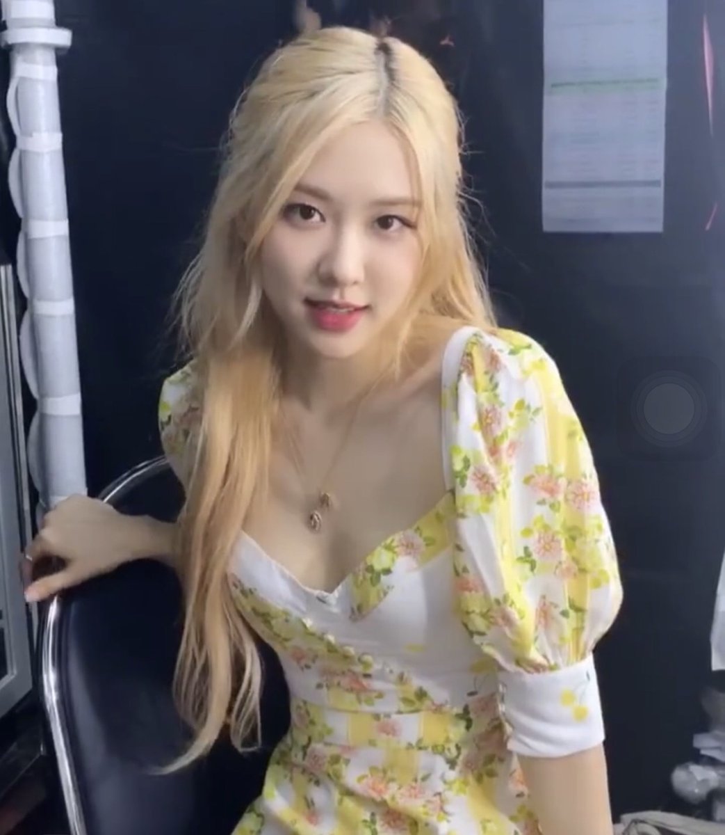 rshourly's tweet photo. #로제 #ROSÉ https://t.co/XFF6vTMipb