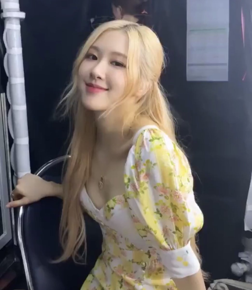 rshourly's tweet photo. #로제 #ROSÉ https://t.co/XFF6vTMipb
