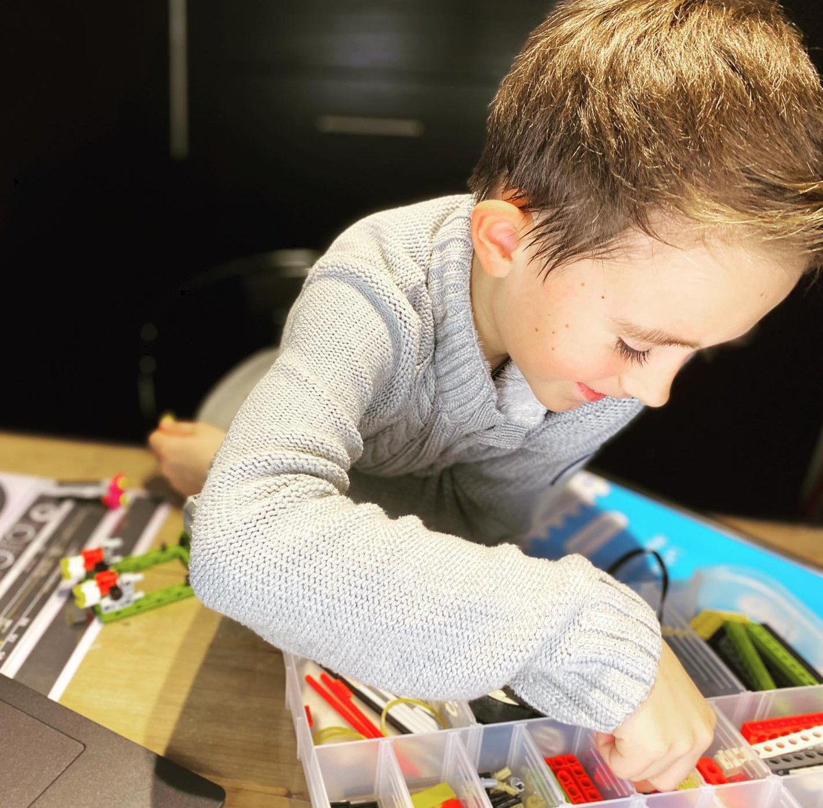 CleverBrick's tweet photo. Vu sur YouTube _ Hugo nous explique une expérience éducative originale à base de Brique #Lego stimulant la créativité de votre enfant à partir de #6ans : la BOX 
https://t.co/H8G9Ioh6n8 
#legoTechnic #LaBriqueIntelligente #legoeducatif #education #jeux
https://t.co/QWDf6IxthO https://t.co/NRzLtI3gIS