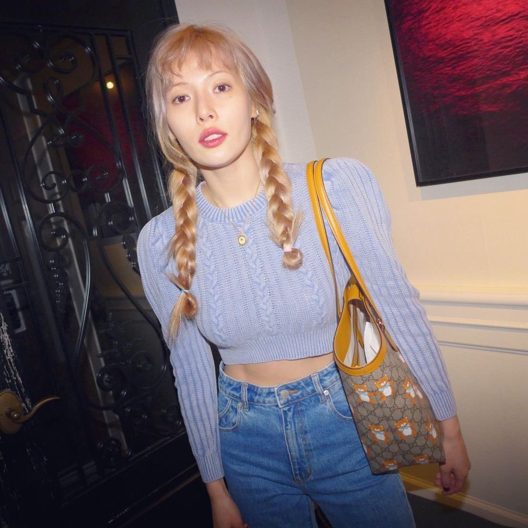 takiscore's tweet photo. Su pelitos de elote is feeling a total 𝕓ratz y es que ¿cómo no sentirme así cuando hoy se debe celebrar en grandote 🪅 los #2YEARSwMAMACITAS? Por lo que fui a pagar mi plan de 𝕋elcel ♡ para hacer la llamada especial a #MMC9966. ☎️ Now come and scream #GOGOBEBEwMMC! https://t.co/MrPoAFG1jE
