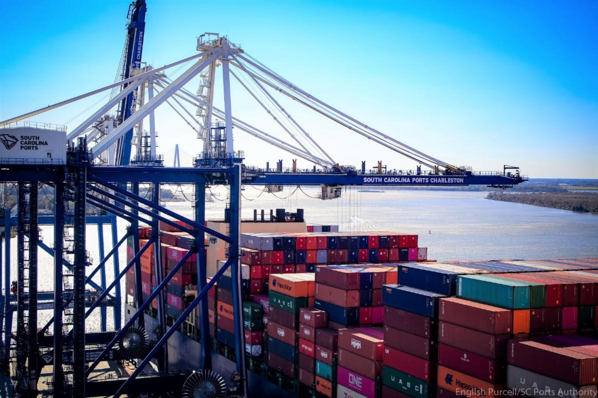 SCPorts's tweet photo. #SCPorts reported an all-time container record in March --the 13th consecutive month of cargo records. Strong U.S. consumer appetite for retail goods continues to drive record cargo levels, with imports up 16% year-over-year in March.
READ HERE: https://t.co/CeO1gKFRrK https://t.co/gA9gYeMn8r