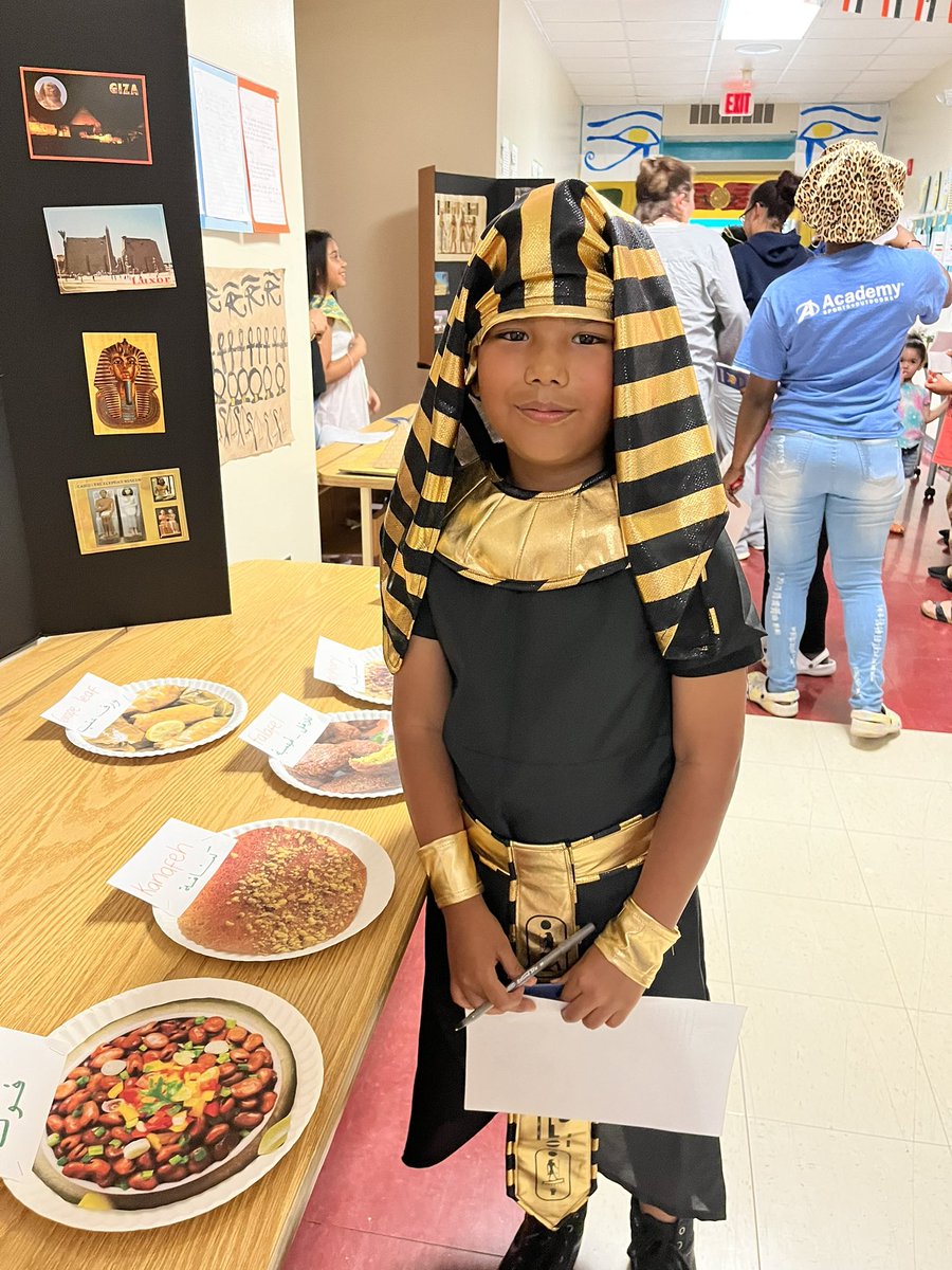 WalterBickettES's tweet photo. Reconnecting with WBES families at the International Night! 🇪🇬🇮🇹@Renee_McKinnon1 @WalterBickettES @UCPSNC @AGHoulihan @elenia_daniels https://t.co/xSaTUoVz6a