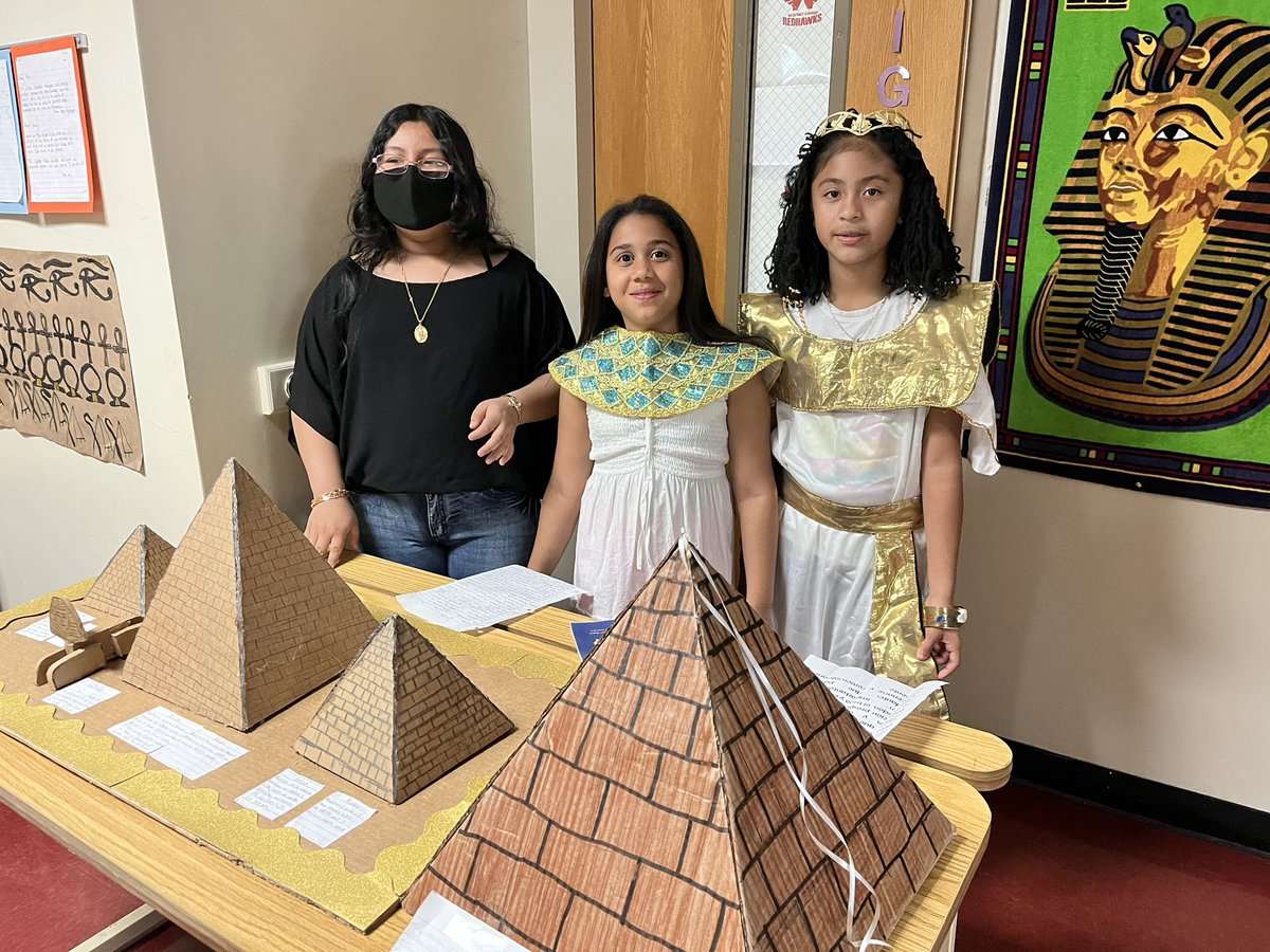 WalterBickettES's tweet photo. Reconnecting with WBES families at the International Night! 🇪🇬🇮🇹@Renee_McKinnon1 @WalterBickettES @UCPSNC @AGHoulihan @elenia_daniels https://t.co/xSaTUoVz6a