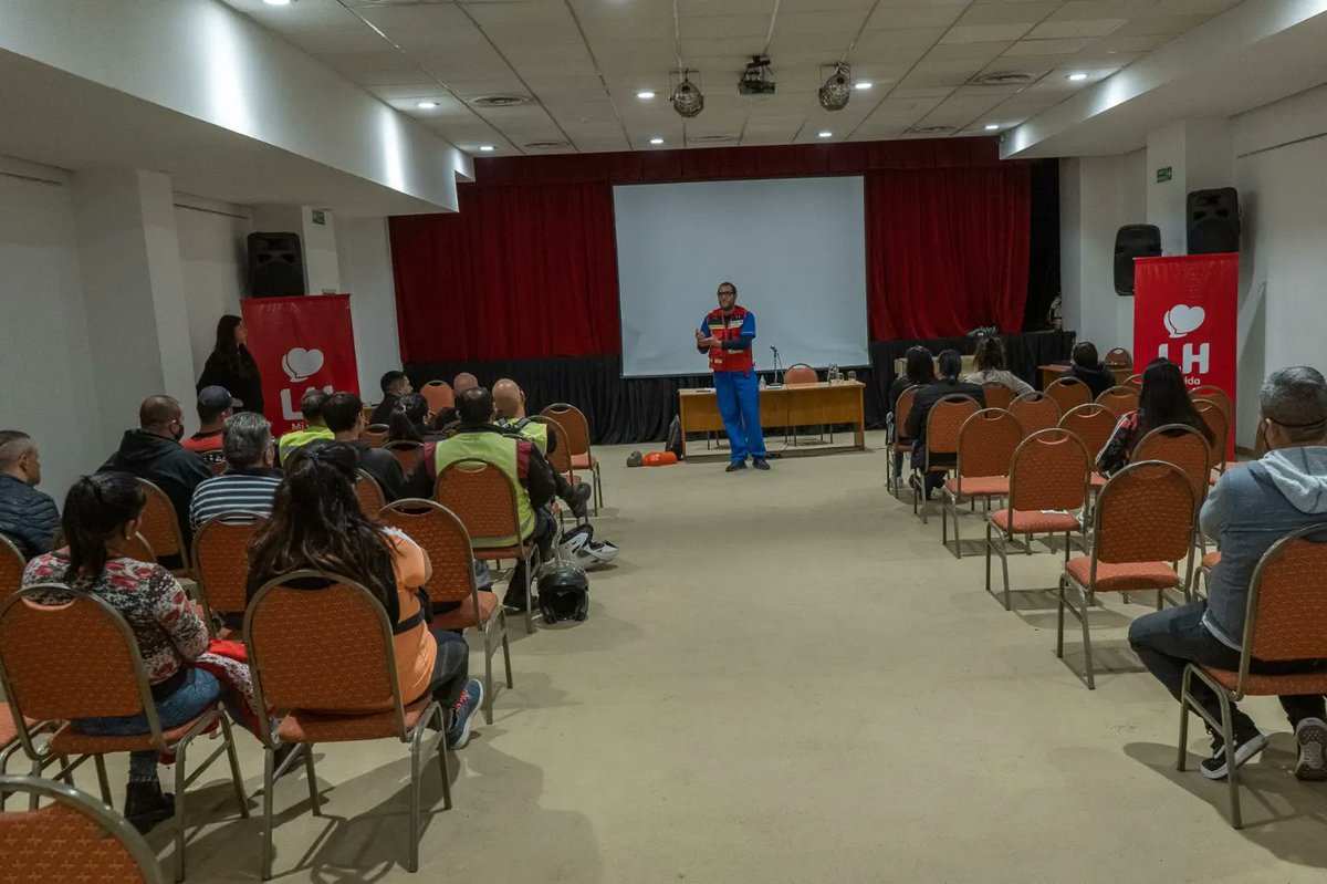 lasherasmza's tweet photo. 👮Hoy en la Sala Malvinas, se realizó una capacitación sobre #PrimerosAuxilios, en contextos "cotidianos" destinada a #preventores de la #GuardiaUrbana Municipal (#GUM). La formación apunta a situaciones de emergencia básicas que pueden llegar a enfrentar en la vía pública. https://t.co/08mbw1o9Aj