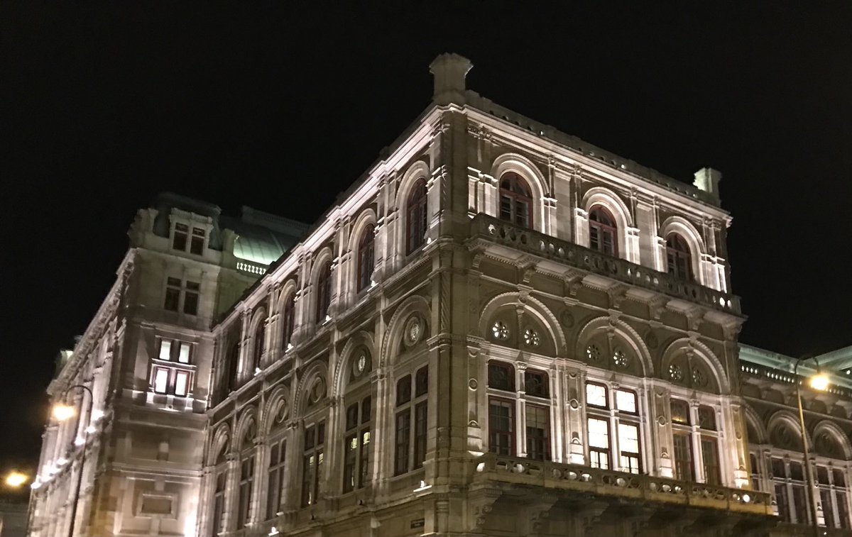 SnowOrDeath's tweet photo. Too much oxygen, man. The closest to sea level I have been in 2+ years.
Eating sausages next to Vienna Opera House, altitude 175 m.
#Wien #Würstel #Bitzinger https://t.co/6tEdFMDQMf