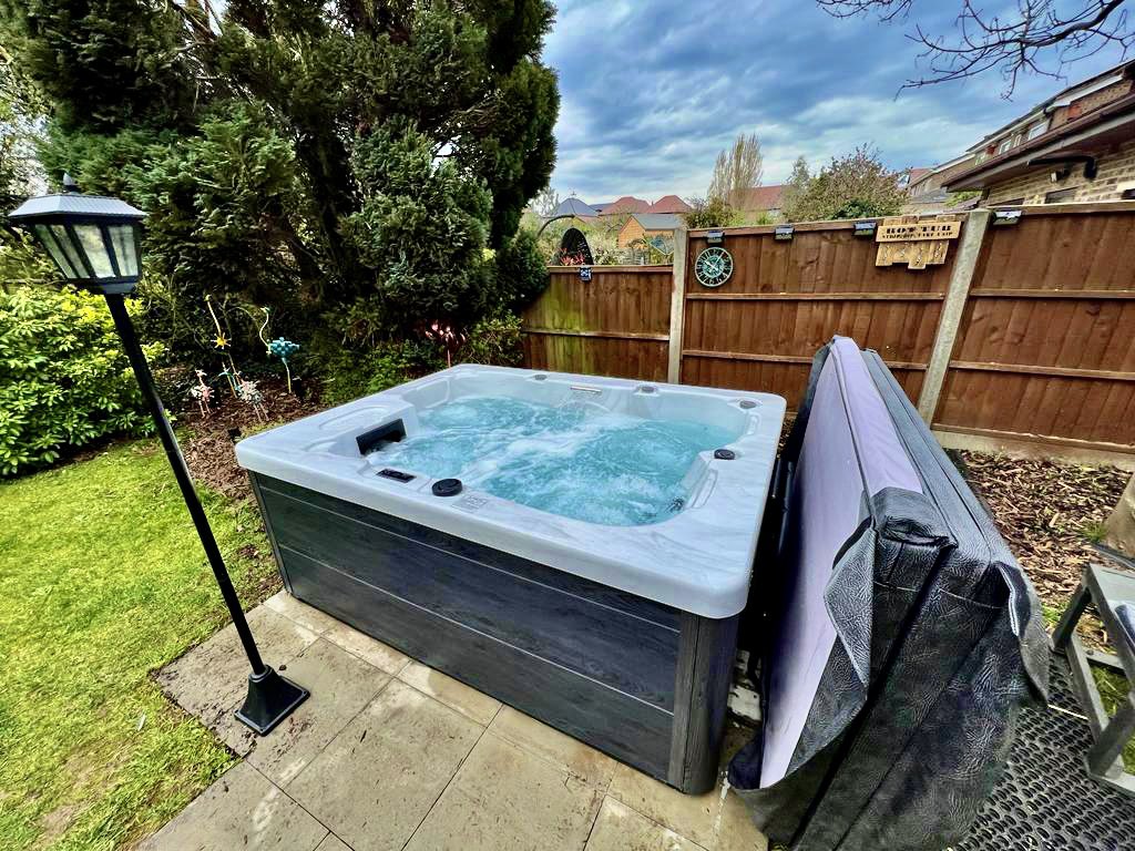 Our 500 Series looks gooooood! 😎 Ideal for couples, and it's plug and play for lower running costs! 

Get your hot tub order in today to enjoy the summer in style! 

H2Ohottubs.co.uk
