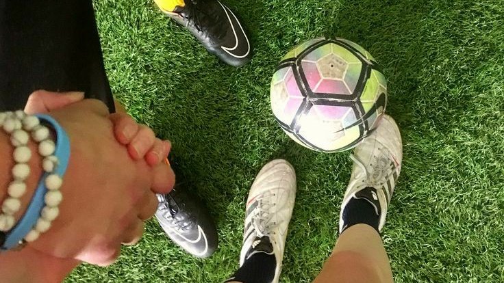 auslarrys_'s tweet photo. au lrry 

donde H tiene una cita con un flaco de tinder y van a ver un partido de fútbol

ó

donde L ve a un chico bonito en la cancha esperando a alguien https://t.co/AUkwaWgQVO