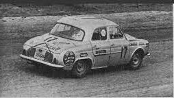 53 años atrás,se disputaba la 3ºVuelta de la Manzana, bajo reglamento del Turismo Anexo J.
Luego de 3 etapas, en la clase mayor,se imponía César H.Malnatti (Torino 380).
En la intermedia vencía José Migliore (Peugeot 404), y en la menor prevalecía Emilio Parisi (Renault 1093).