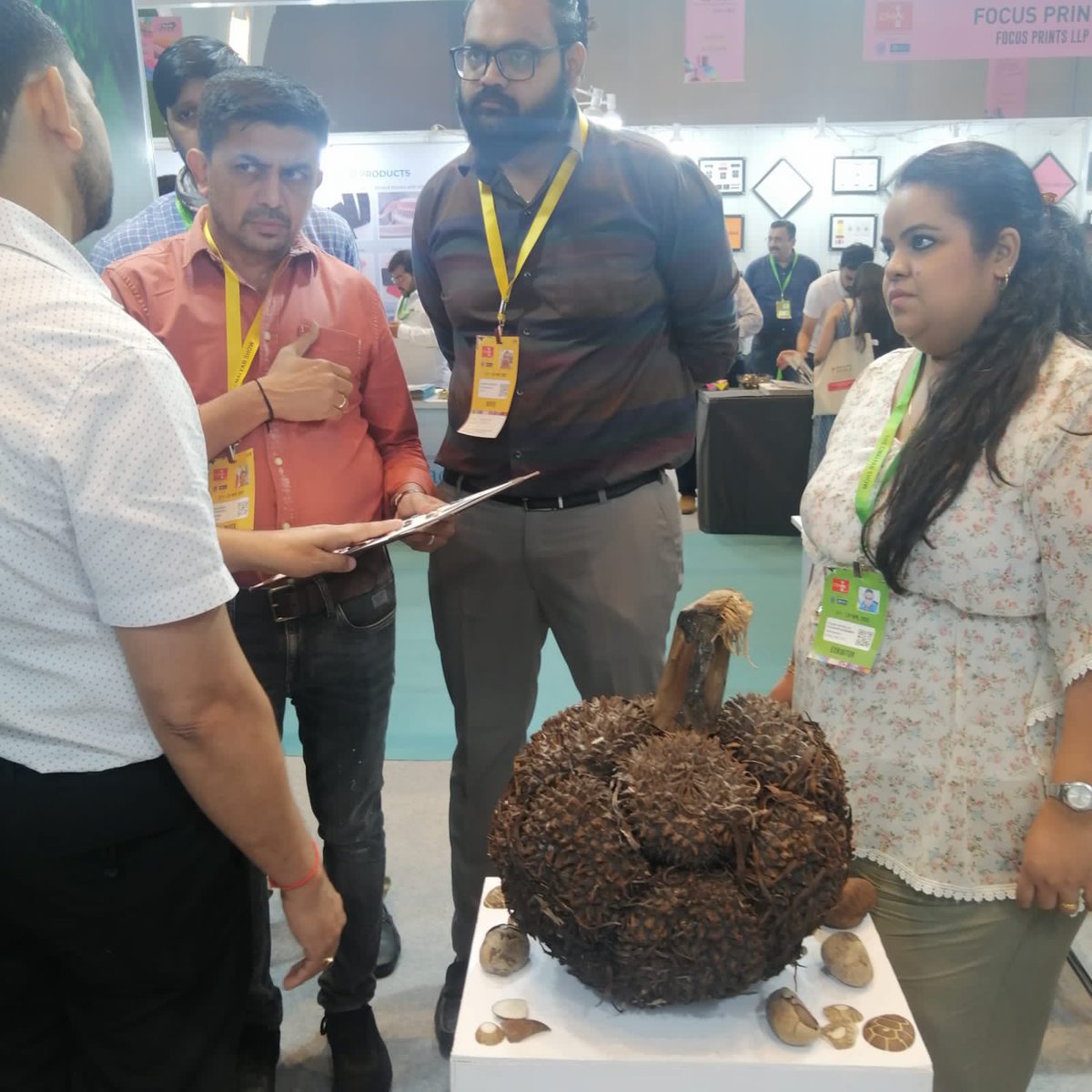 ProEcuador_'s tweet photo. Segundo día de participación en #FABShow 2022 en Mumbai. La tagua ecuatoriana, también llamada #NuezDeMarfil, atrae a importadores de la India y de otros países de Asia por considerarse un material amigable con el medioambiente y socialmente responsable para la industria de moda https://t.co/sX15wsqq65
