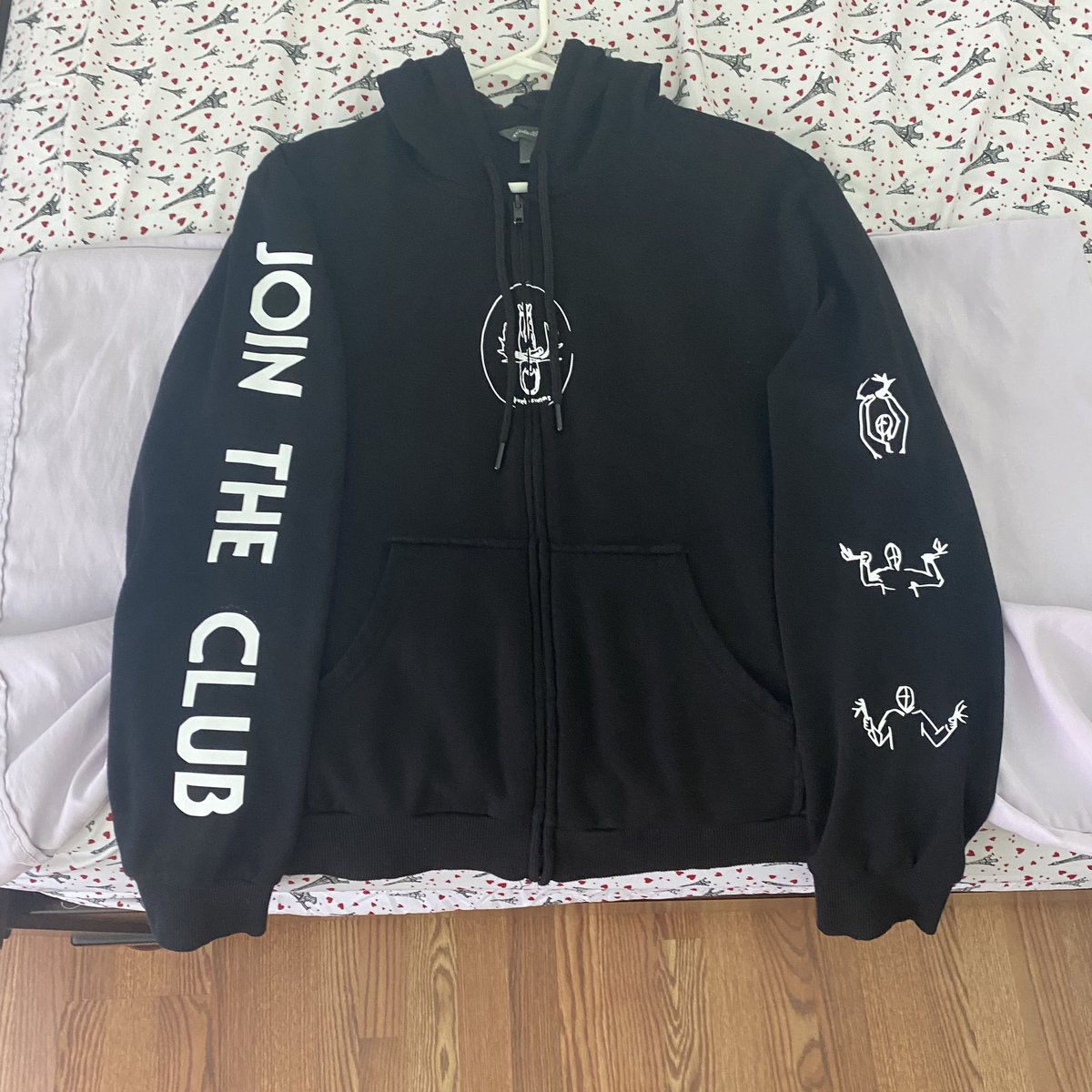 twoonpi's tweet photo. JOIN THE CLUB
.
.
.
.
@twentyonepilots rlly liked what u did with the outside mv, just took some inspo from that and reimagined my own. Does this count as clique art? Anyways love my new sweater :) https://t.co/V7uldaVlAK