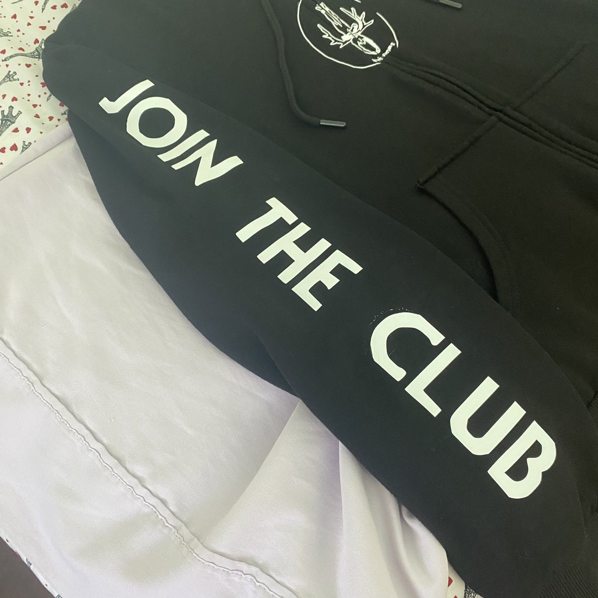 twoonpi's tweet photo. JOIN THE CLUB
.
.
.
.
@twentyonepilots rlly liked what u did with the outside mv, just took some inspo from that and reimagined my own. Does this count as clique art? Anyways love my new sweater :) https://t.co/V7uldaVlAK