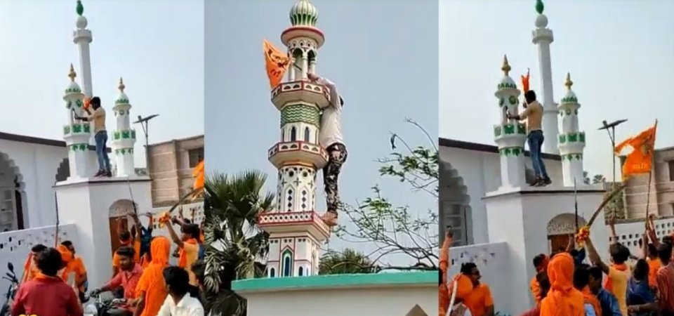 Imdadkun's tweet photo. People involved in the Ram Navami procession can be seen making noise and hoisting the saffron flag in front of the mosque. 
@OIC_OCI is a group Islamic countries and You have the power to discuss about this Issue with all countries and make some solution to stop this. 
Please.! https://t.co/vfys2TgizN