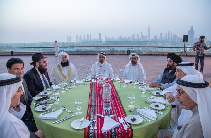 watanserb_news's tweet photo. 📸 ما تسمى "دائرة الشؤون الإسلامية والعمل الخيري بدبي" تقيم مأدبة إفطار تطبيعية، حضرها الحاخام الإسرائيلي ليفي دوشمان، ممثل الجالية اليهودية في دبي، وممثلون عن طوائف دينية مختلفة! #التطبيع_خيانة https://t.co/CrpTzht2Ek