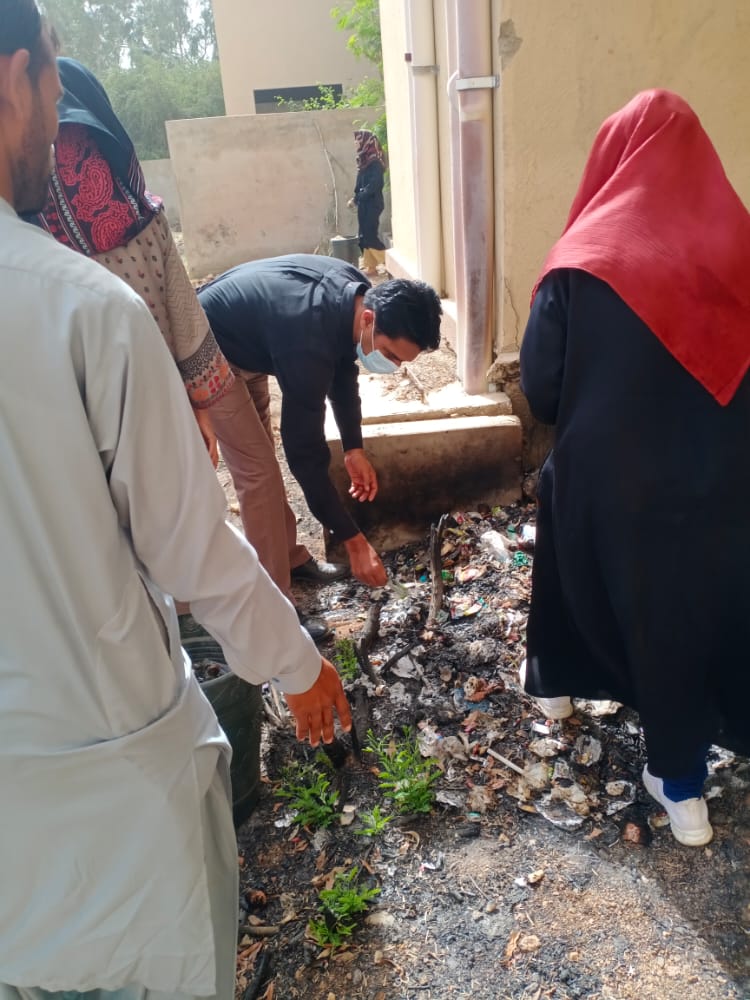 A wonderful effort by our Young climate Activist Miss Burshra Suleman, as under her Social Action Project she takes the lead for a cleanliness campaign in the Department of Environmental Sciences UoSindh PAK. More Power to girls. 
#ClimateAction
#FemaleLeads