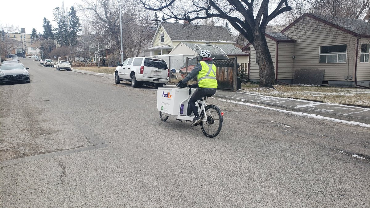 TheCritninja's tweet photo. spotted: fedex #cargobike ripping through #bankview #yycbike #bikesmeanbusiness https://t.co/5yPD4dEdYX