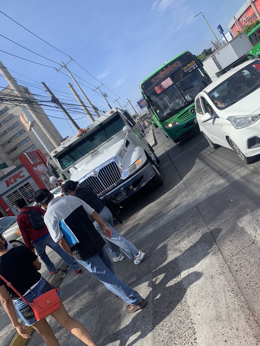 puercovaldez's tweet photo. custodios de empresas de valores son inconscientes y prepotentes. que se sienten con el derecho de violar las reglas solo por que “están haciendo su trabajo “. respeten las ciclovías, rampas, etc.
Cómo está unidad económico invadiendo ciclovía 212002  @Trafico_ZMG @TransporteJal https://t.co/ITtAe3sVQJ