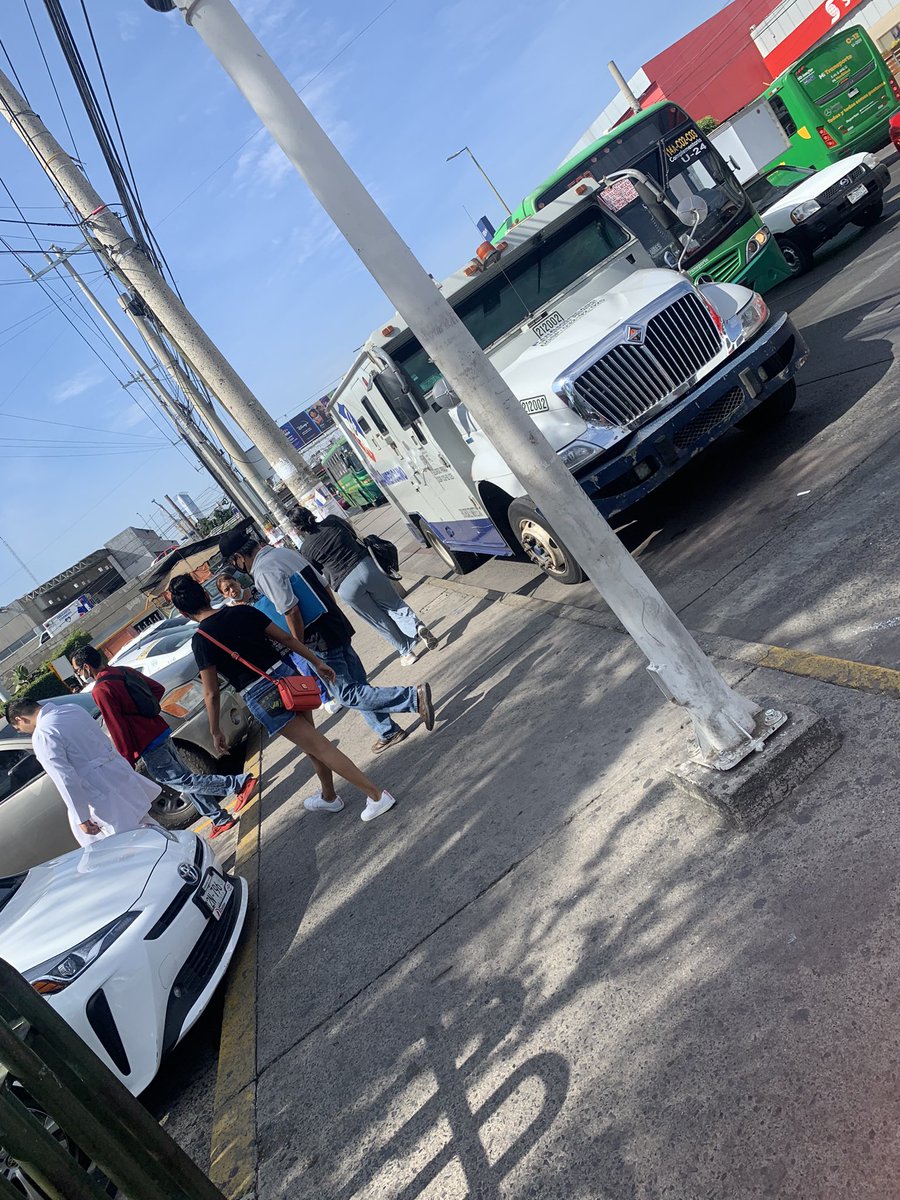puercovaldez's tweet photo. custodios de empresas de valores son inconscientes y prepotentes. que se sienten con el derecho de violar las reglas solo por que “están haciendo su trabajo “. respeten las ciclovías, rampas, etc.
Cómo está unidad económico invadiendo ciclovía 212002  @Trafico_ZMG @TransporteJal https://t.co/ITtAe3sVQJ
