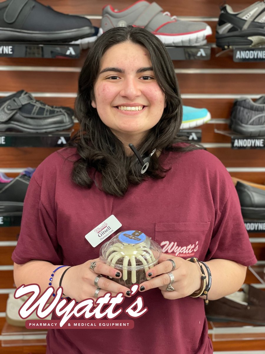 wyattspharmacy's tweet photo. Feliz cumpleanos to the one and only Gitsell! We are so glad you got to spend your birthday with us!!!! Eres la mejor! #wyattsfamily #wyattspharmacy #happybirthday https://t.co/XwXImncX0o