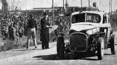 64 años atrás, el TC disputaba la 10º Mar y Sierras, con un recorrido de 902 kms,en la 4ºfecha del campeonato.
Luego de 5 horas y media, con un promedio de 162,276 km/h, triunfaba Juan Gálvez.
Lo escoltaban su hermano Oscar Alfredo y Rodolfo De Álzaga, todos con cupés Ford V8.