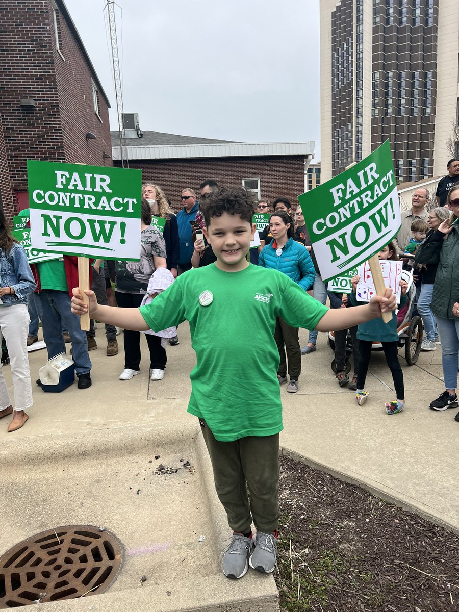 afscme31's tweet photo. The young people here are the hope for a fair contract, the hope for the future of this university and our country. —ED Roberta Lynch https://t.co/idE2nfR7vu