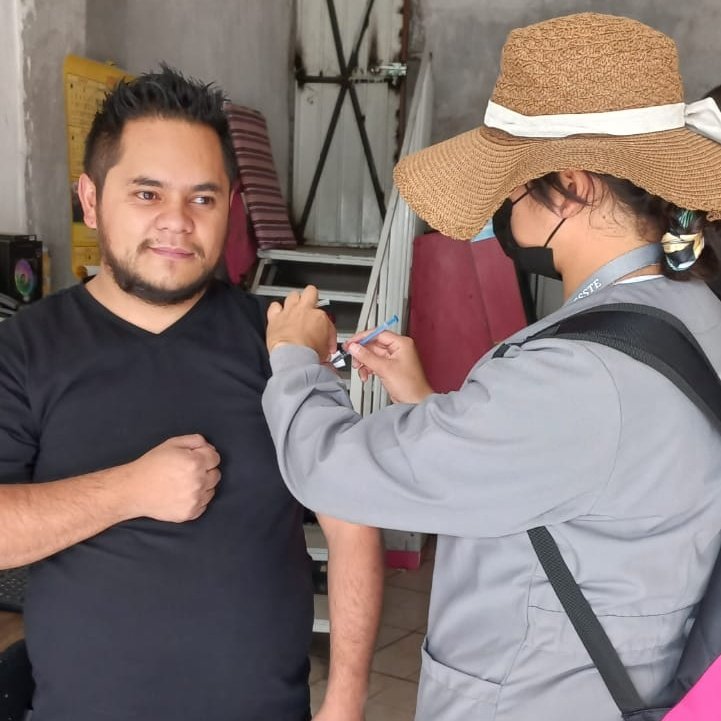 RamiroLopezE's tweet photo. Reforzamos en las 35 Subdelegaciones del @ISSSTE_mx, la Estrategia Nacional de Vacunación #COVID19 para mantener el escenario favorable de reducción de contagios.
Les invitamos a acudir a los módulos de su entidad para completar su esquema, ¡No bajemos la guardia! https://t.co/xlidj1RHUD