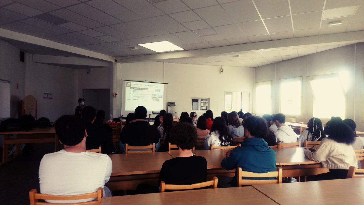 Maxtreiber's tweet photo. Un grand Merci @SophLanone et à son équipe #GEIC2O de @IMRB_Mondor pour cette rencontre avec les élèves de spé SVT @LyceeChamplain 😃🙏 On a parlé de sciences et de parcours dans @DECLICS2021, à bientôt. https://t.co/WnWVCduC54