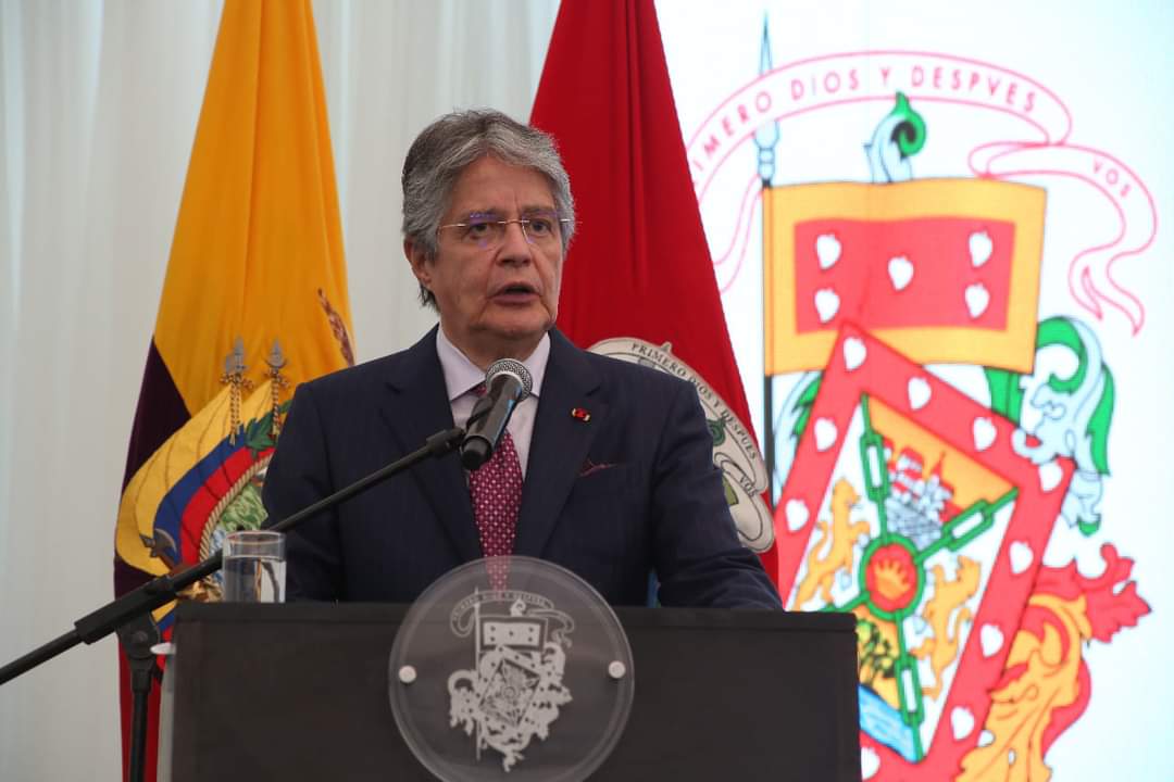 El Presidente de la República durante su intervención informó que el Gobierno Nacional destinará USD 2️⃣6️⃣ millones para 11 obras de vialidad en #Cuenca y #Azuay. 

Además mencionó que con el apoyo privado se realizarán los estudios para la nueva vía Cuenca - Guayaquil. 🛣️