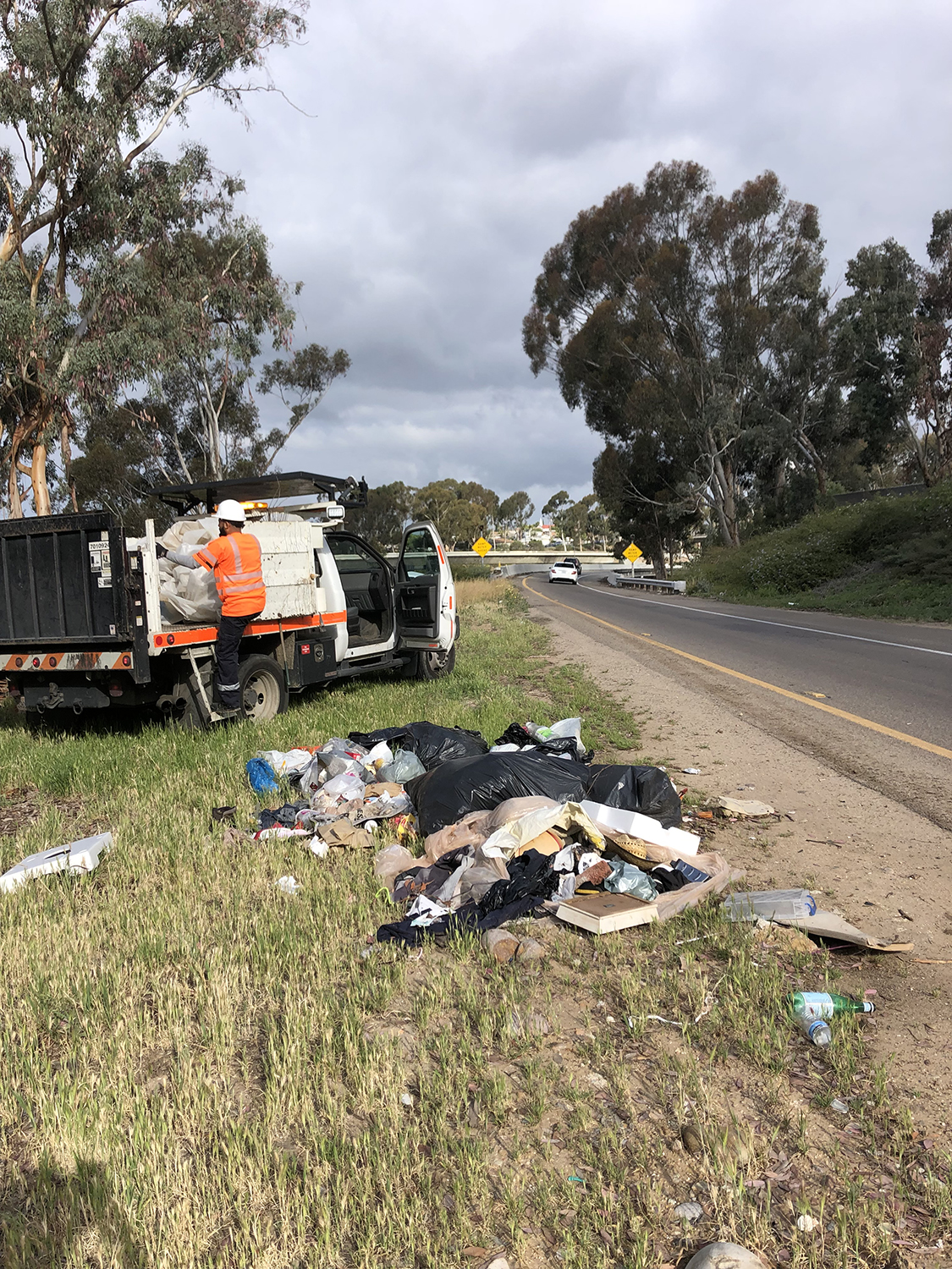 Caltrans San Diego on Twitter "Crews removing 🚮trash at the NB I805