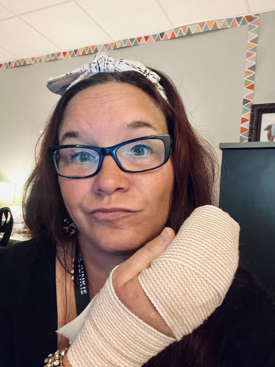 ChristieTPE's tweet photo. It’s not easy working with my left hand all day everyday!! #weekendvibes  #weekendinjury  #ouch   #lifeisgood https://t.co/xw8IfO3fIx