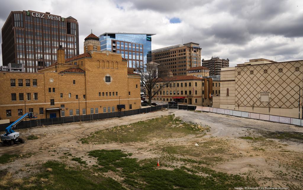 vaupelKCBJ's tweet image. This gaping hole in the Country Club Plaza retail scene could remain that way for quite a while. Here's how  @KCBJ_Thomas discovered that #Nordstrom almost certainly has pulled the plug on its #PlazaKC store: bizj.us/1qesnh