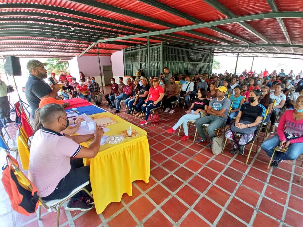 PemonPSUV's tweet photo. ¡Avanza el proyecto Comunal! En manos de líderes y lideresas de los Consejos Comunales, reposan los certificados de registros. ¡47 en total! Sigamos contribuyendo a la construcción del Socialismo Territorial, siempre en la vanguardia por la Revolución del amor. ¡Orituco Renace! https://t.co/M8NViMPBO2