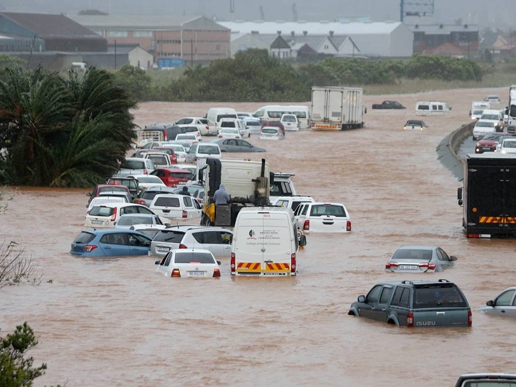 AfricaViewFacts's tweet photo. Devastating floods have hit KwaZulu-Natal, Eastern coast of South Africa 🇿🇦

Rivers have overflown, cars swept away and properties damaged in the heavy rain.

45 people have died since the floods started. https://t.co/AIL26ctslW