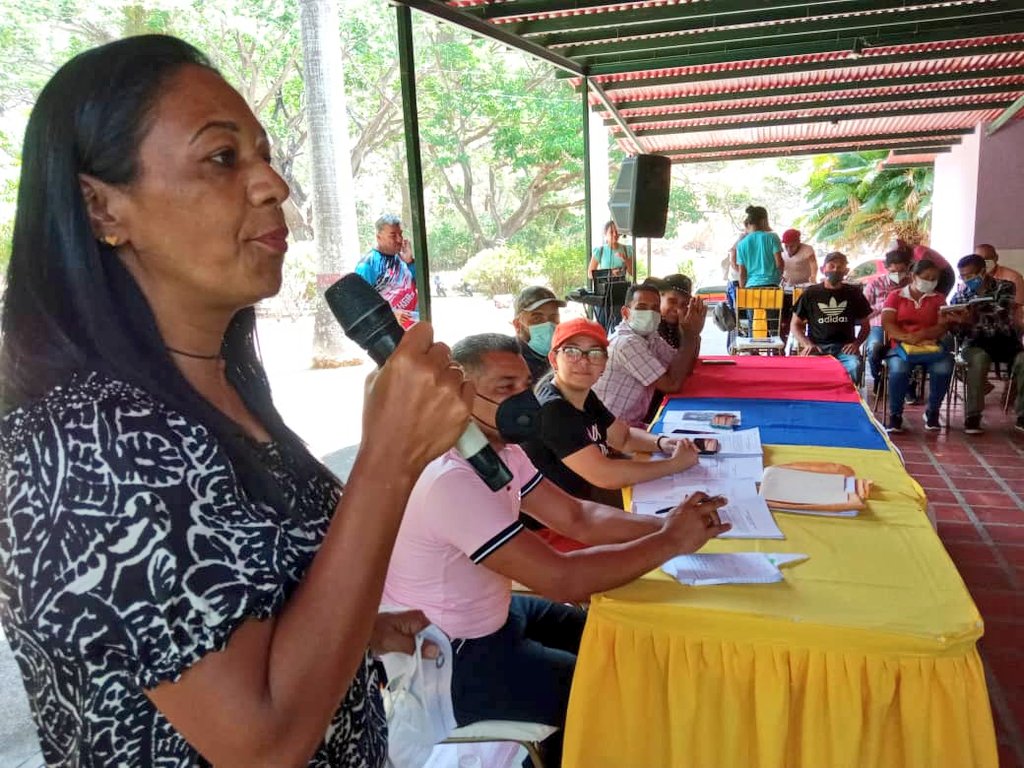 PemonPSUV's tweet photo. ¡Avanza el proyecto Comunal! En manos de líderes y lideresas de los Consejos Comunales, reposan los certificados de registros. ¡47 en total! Sigamos contribuyendo a la construcción del Socialismo Territorial, siempre en la vanguardia por la Revolución del amor. ¡Orituco Renace! https://t.co/M8NViMPBO2