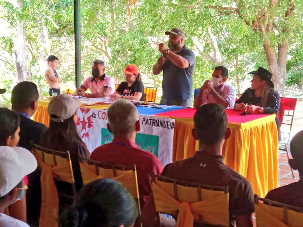 PemonPSUV's tweet photo. ¡Avanza el proyecto Comunal! En manos de líderes y lideresas de los Consejos Comunales, reposan los certificados de registros. ¡47 en total! Sigamos contribuyendo a la construcción del Socialismo Territorial, siempre en la vanguardia por la Revolución del amor. ¡Orituco Renace! https://t.co/M8NViMPBO2