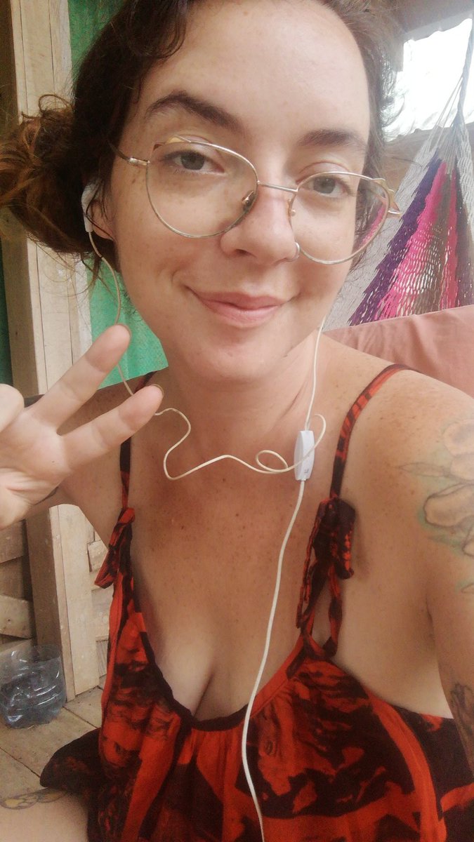 MissMollyRyder's tweet photo. Nothing like  a virtual smoke n munchie sesh with your best friend💜
#tuesdayvibe #stonergirls https://t.co/Vta3sEDzRY