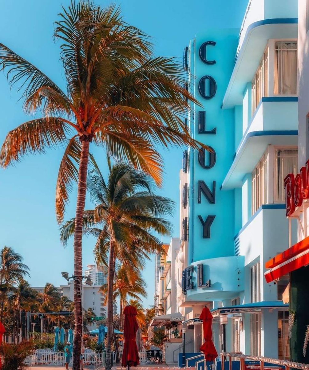 jayjaydon_'s tweet photo. The Ocean Drive vibes are immaculate β¨ What's your favorite shop to visit on this vibrant street?
π· @themiamiguide @cnematc #jayjaydon #lgbtq #racismisreal #woke #staywoke #miamirealestate #southfloridarealestate #miamilife #miamibeach #miamihomes #NYC #millionaire #billionaire https://t.co/mnQ8mhrxd8