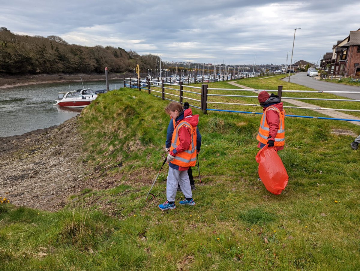 ChallengeWales's tweet photo. With a stopover in #Neyland #Pembs the #ChallengeWales team went litter picking.
Thanks for looking after us @yachthavenney
#Oceanliteracy #oneuseplastic #Marinelitter #SpringCleanCymru #Pembrokeshire #MilfordHaven https://t.co/Q8SmlUXk7s