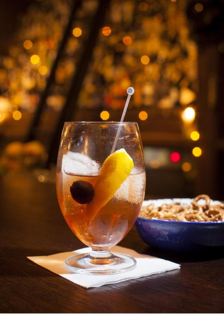 MaximusCampers's tweet photo. THE BEST HIDDEN BARS IN SYDNEY!
Unmarked from outside, low lit within &
with a wall of #whisky that requires a ladder
to get to the #topshelf, #TheBaxterInn is the
#perfectspot for a #whiskysour & #pretzels.
There is even a #speakeasy in the form of the concealed #WhiskyRoom. https://t.co/ObYvEGxrSi