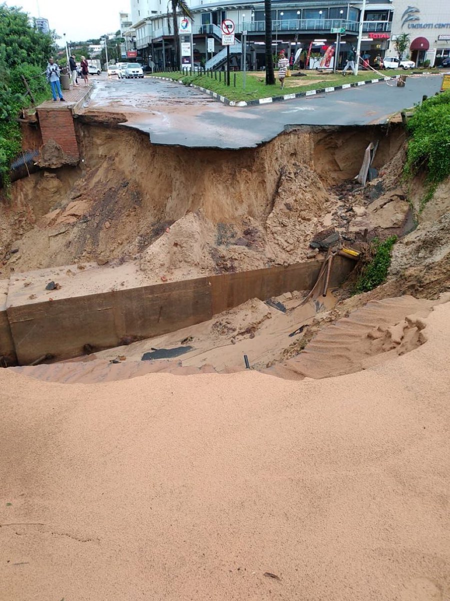 AfricaViewFacts's tweet photo. Devastating floods have hit KwaZulu-Natal, Eastern coast of South Africa 🇿🇦

Rivers have overflown, cars swept away and properties damaged in the heavy rain.

45 people have died since the floods started. https://t.co/AIL26ctslW