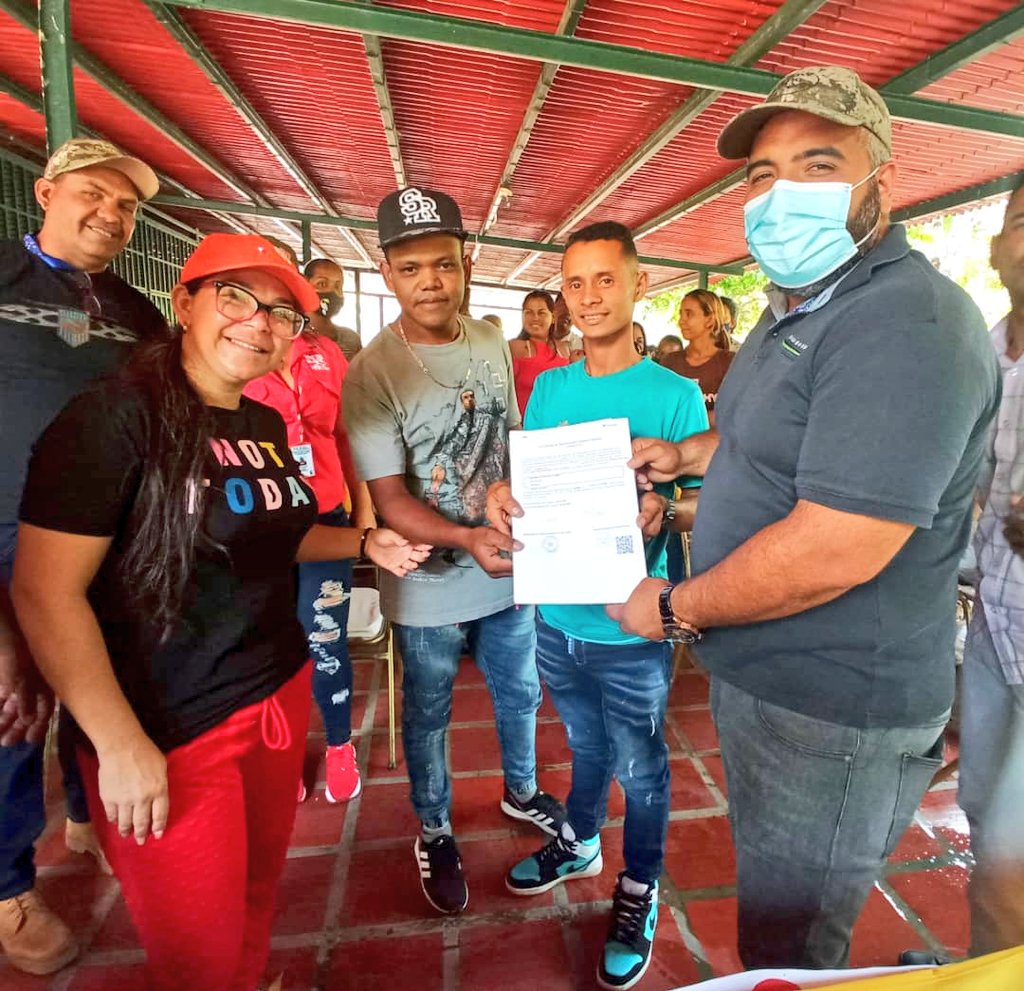 PemonPSUV's tweet photo. ¡Avanza el proyecto Comunal! En manos de líderes y lideresas de los Consejos Comunales, reposan los certificados de registros. ¡47 en total! Sigamos contribuyendo a la construcción del Socialismo Territorial, siempre en la vanguardia por la Revolución del amor. ¡Orituco Renace! https://t.co/M8NViMPBO2