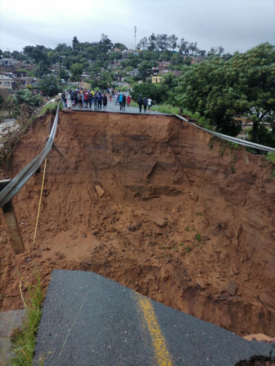 AfricaViewFacts's tweet photo. Devastating floods have hit KwaZulu-Natal, Eastern coast of South Africa 🇿🇦

Rivers have overflown, cars swept away and properties damaged in the heavy rain.

45 people have died since the floods started. https://t.co/AIL26ctslW