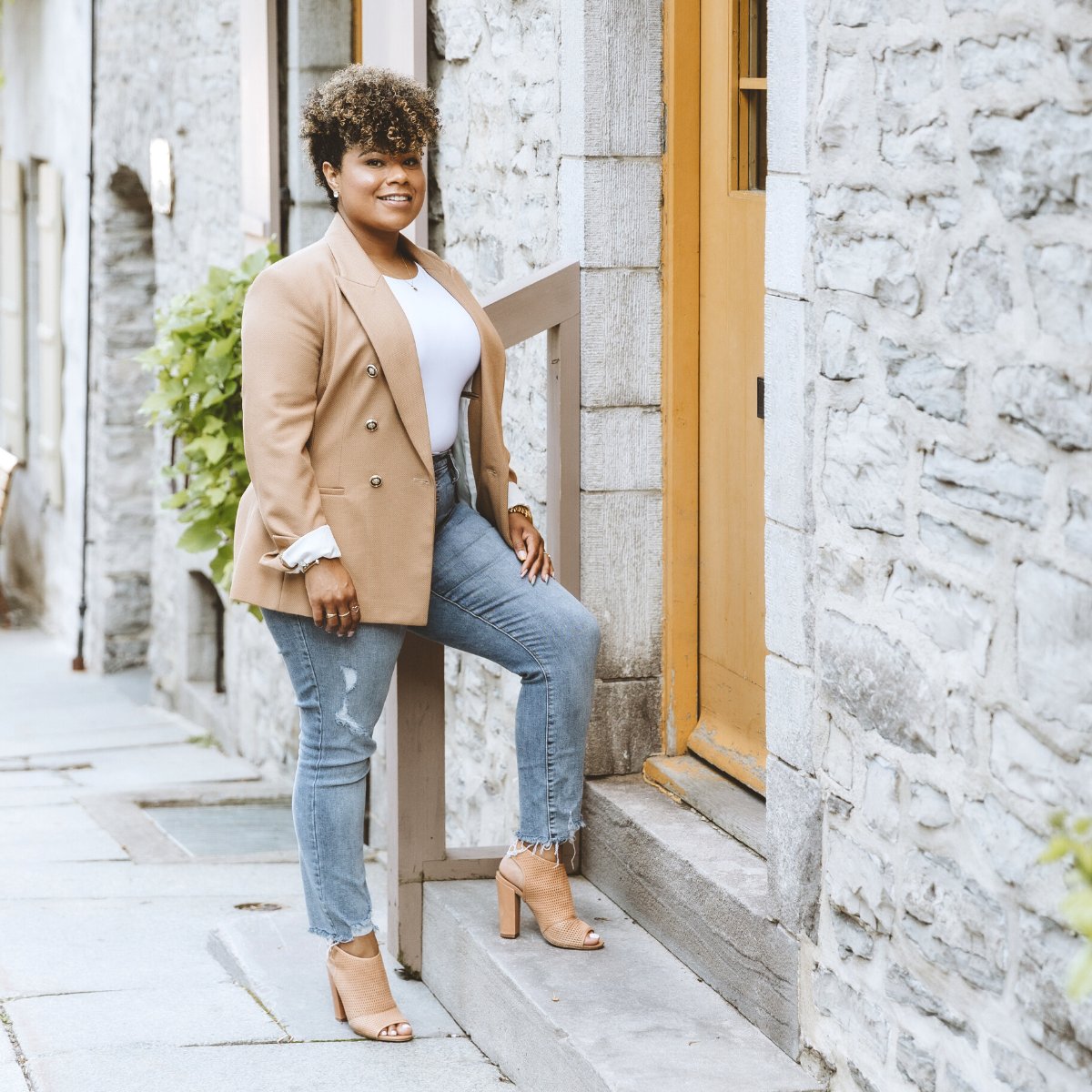 Whether new to #MintWorthy or a #MintWorthyWomen alumni, allow me to reintroduce myself. I'm Vanessa Bowen, holistic money coach, Chartered Professional Accountant (CPA), and founder of Mint Worthy Co.

Visit my Facebook page for more details: facebook.com/mintworthyco