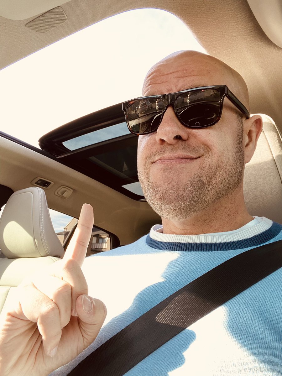 Pascalchretien's tweet photo. En route pour un souper de Leader à Montréal avec le toit est ouvert 🤩🙌🏻😎
#bonheur #printemps #enfin #tocara https://t.co/bUrksKHYYW