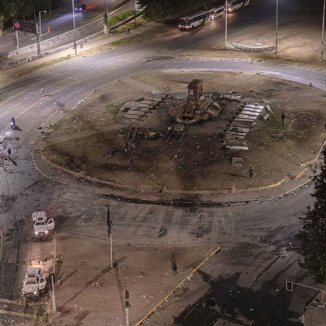 SAPSiqueiros's tweet photo. Al derribar estatuas en plazas públicas, las multitudes cuestionan la validez de los relatos históricos hegemónicos. ¿Cuáles son algunas de las particularidades que han tenido estos actos en Latinoamérica en los últimos años? https://t.co/JBfBF5DbF9