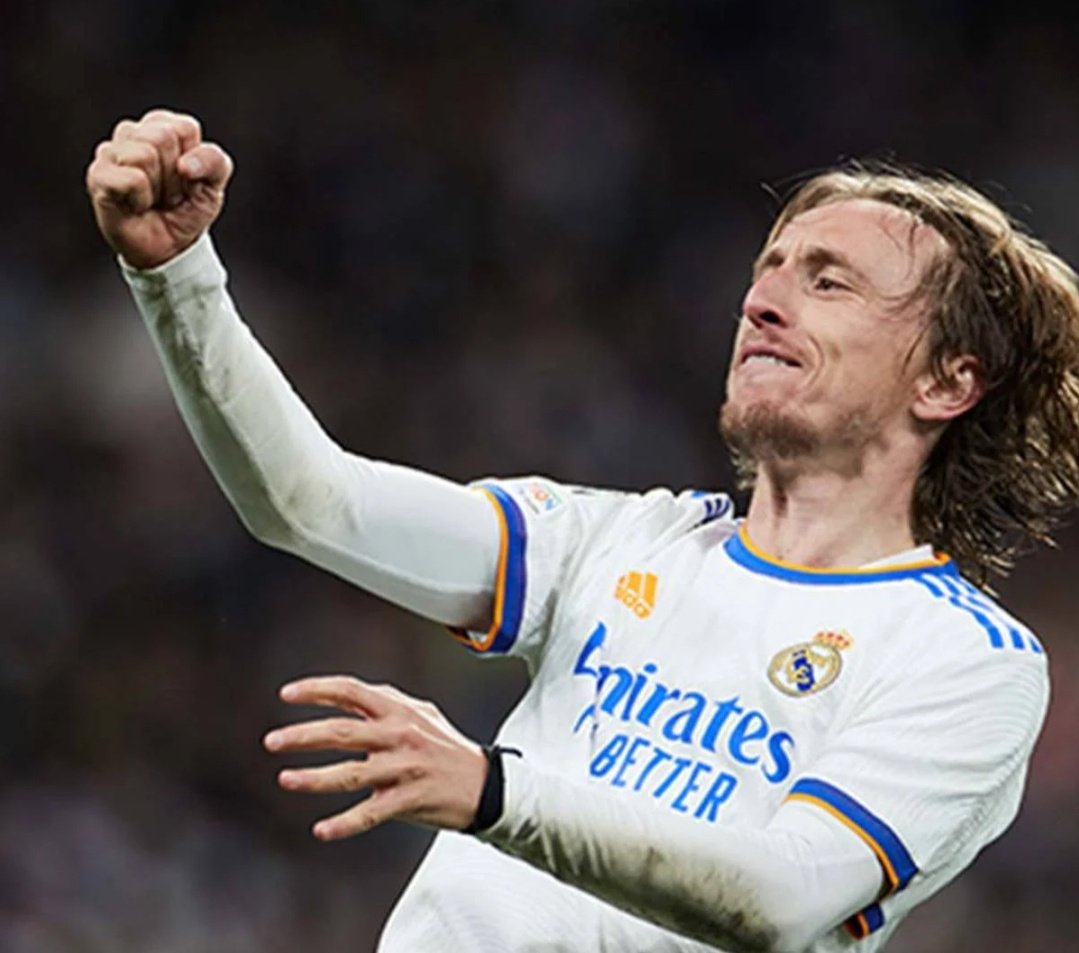 Lo de Modric es el ejemplo de lo que es ser PROFESIONAL.
No es el más mediático, ni falta q le hace.
36 años, lo ha ganado todo a nivel de clubes. 
Corre como si cada minuto fuera el último que va a jugar en su vida. Nunca baja los brazos. 
Nunca pone una mala cara.
ES UN EJEMPLO